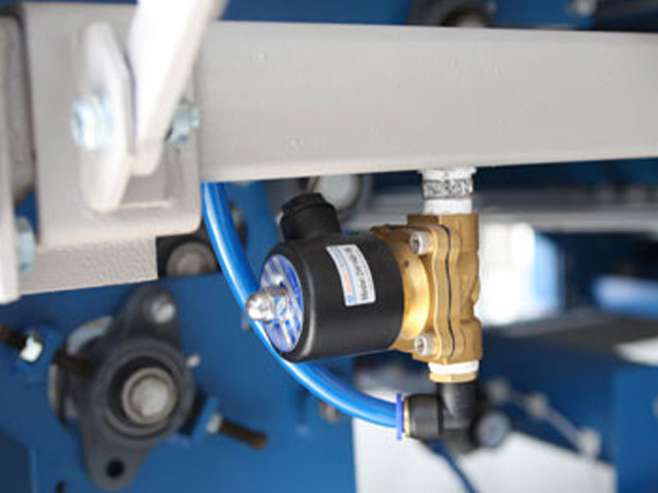 兩套獨立的驅動電機有變頻器控制 兩套獨立的驅動電機有變頻器控制