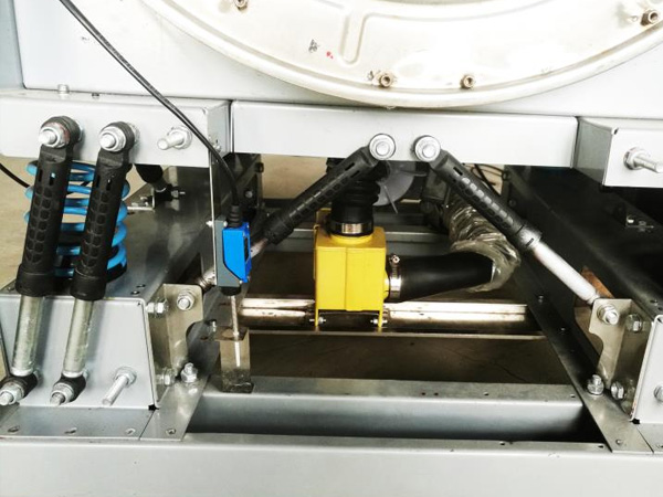 全自動洗脫烘一體機,該機由上下兩部分組成(上部是烘干機,下部是洗衣機) 全自動洗脫烘一體機,該機由上下兩部分組成(上部是烘干機,下部是洗衣機)